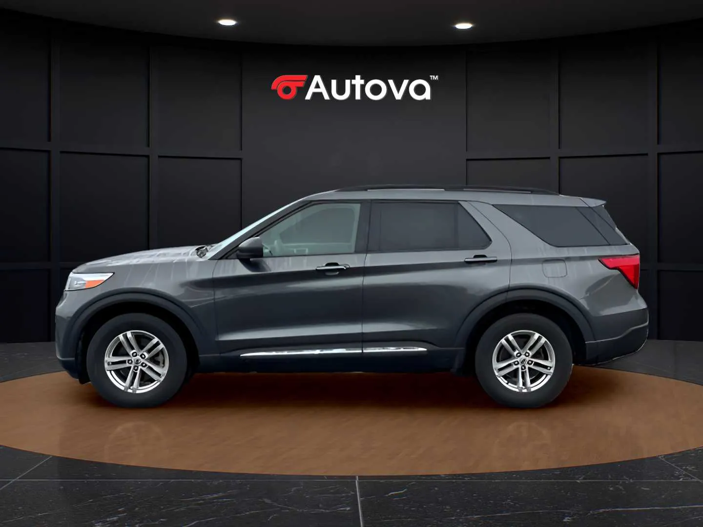 Ford Explorer photo 2