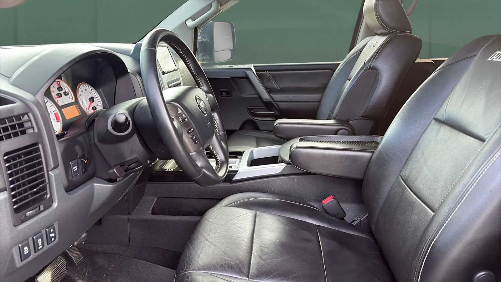 Nissan Titan photo 4