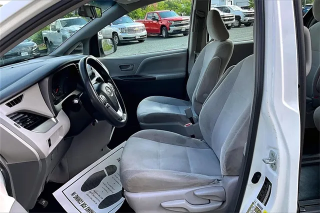 2017 Toyota Sienna L photo 4