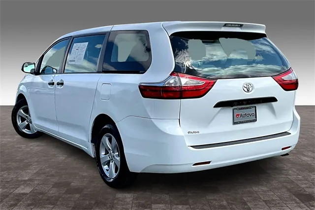 2017 Toyota Sienna L photo 2