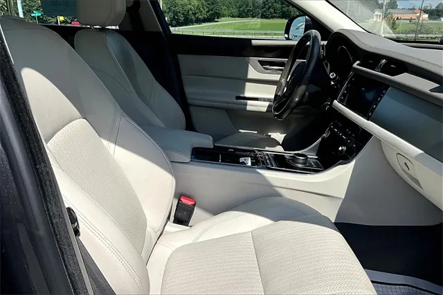 2018 Jaguar XF 35t Prestige photo 4