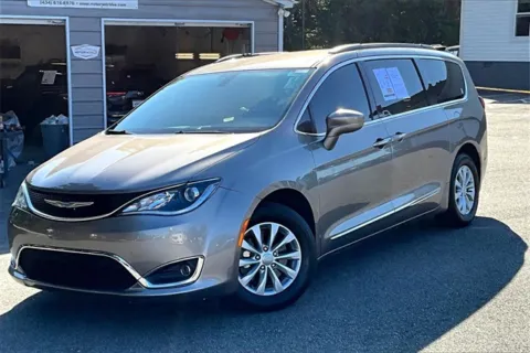 Photos of 2017 Chrysler Pacifica Touring L for sale in Madison Heights, VA at Autova