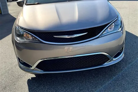 More photos of 2017 Chrysler Pacifica Touring L at Autova, VA