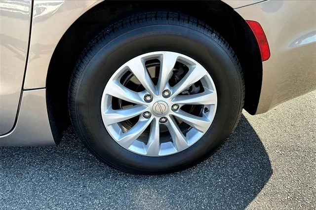 2017 Chrysler Pacifica Touring L photo 2
