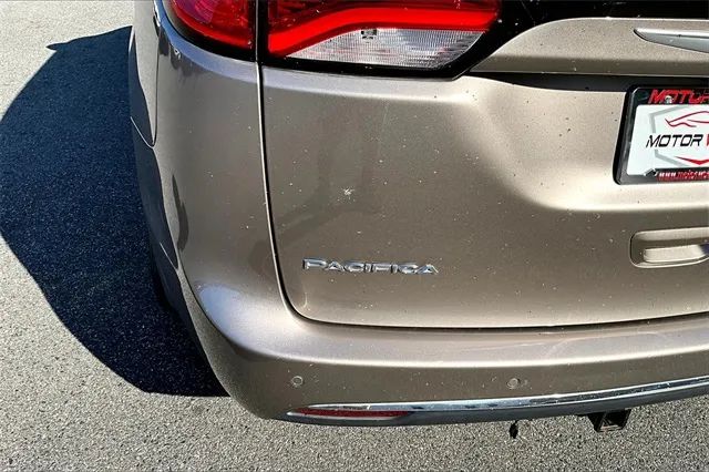 2017 Chrysler Pacifica Touring L photo 4