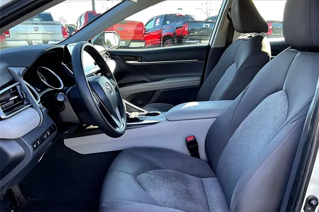 2022 Toyota Camry LE photo 4