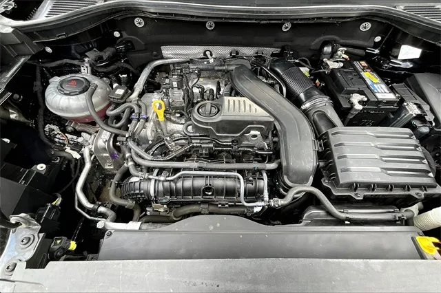 2022 Volkswagen Taos SE photo 2