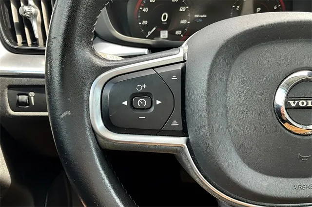 2020 Volvo XC60 T5 Momentum photo 2