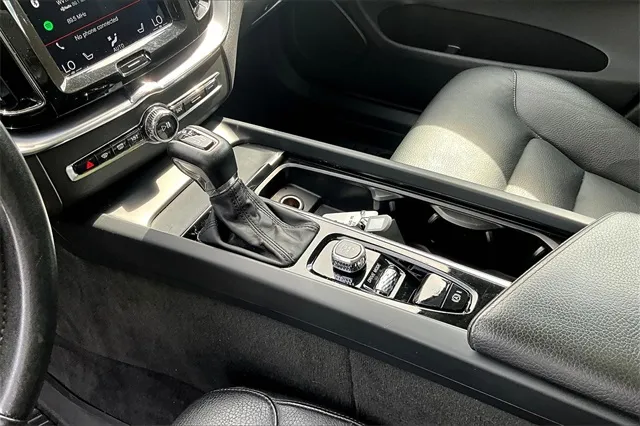 2020 Volvo XC60 T5 Momentum photo 4