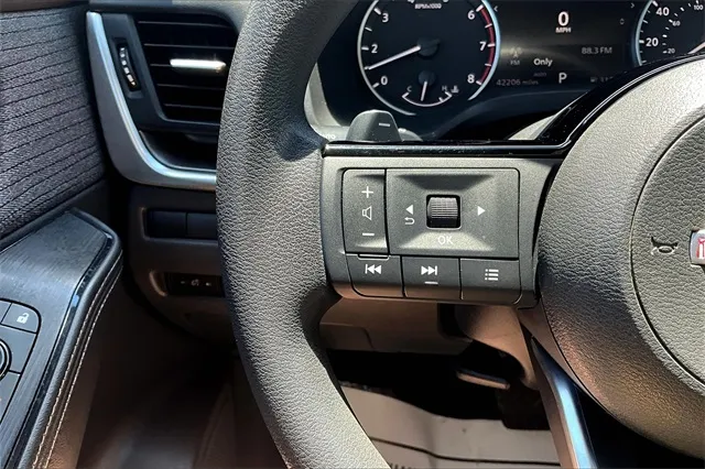 2023 Nissan Rogue SV photo 4