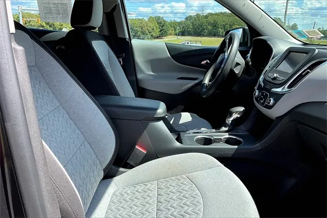 2022 Chevrolet Equinox LS photo 3