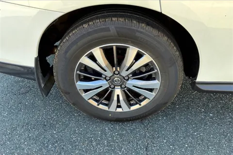 More photos of 2018 Nissan Pathfinder SL at Autova, VA