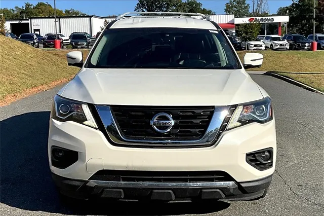 2018 Nissan Pathfinder SL photo 3