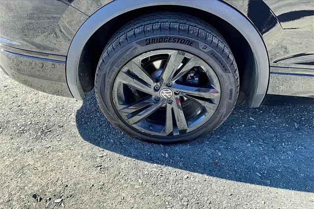 2023 Volkswagen Tiguan SE R-Line Black photo 4