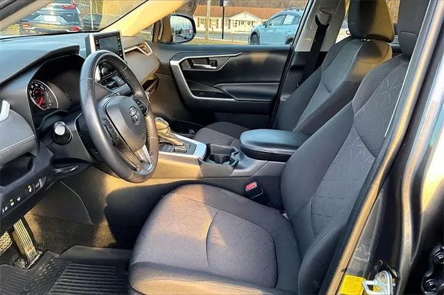 2019 Toyota RAV4 XLE Premium photo 4