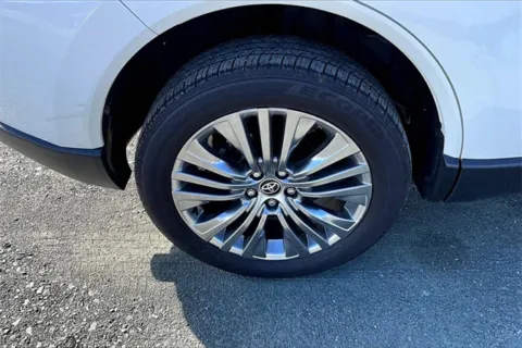 More photos of 2022 Toyota Venza XLE at Autova, VA