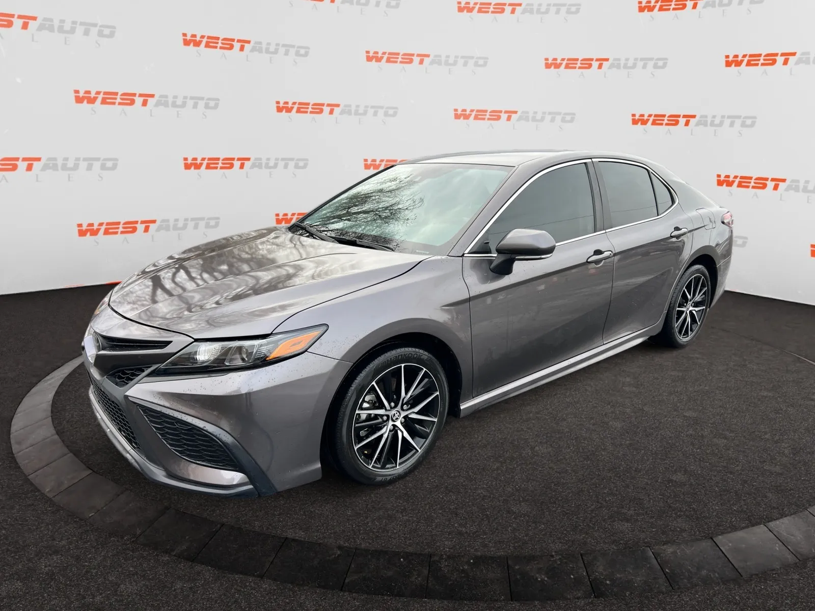 2024 Toyota Camry SE's photo