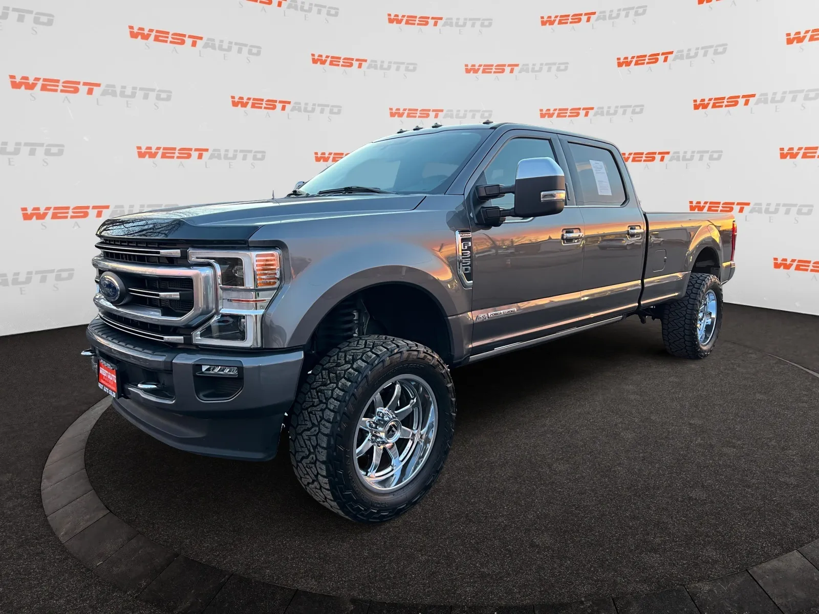 2022 Ford F-350 Super Duty Platinum's photo