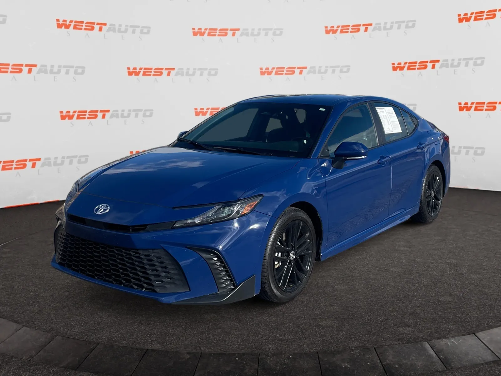 2025 Toyota Camry SE's photo