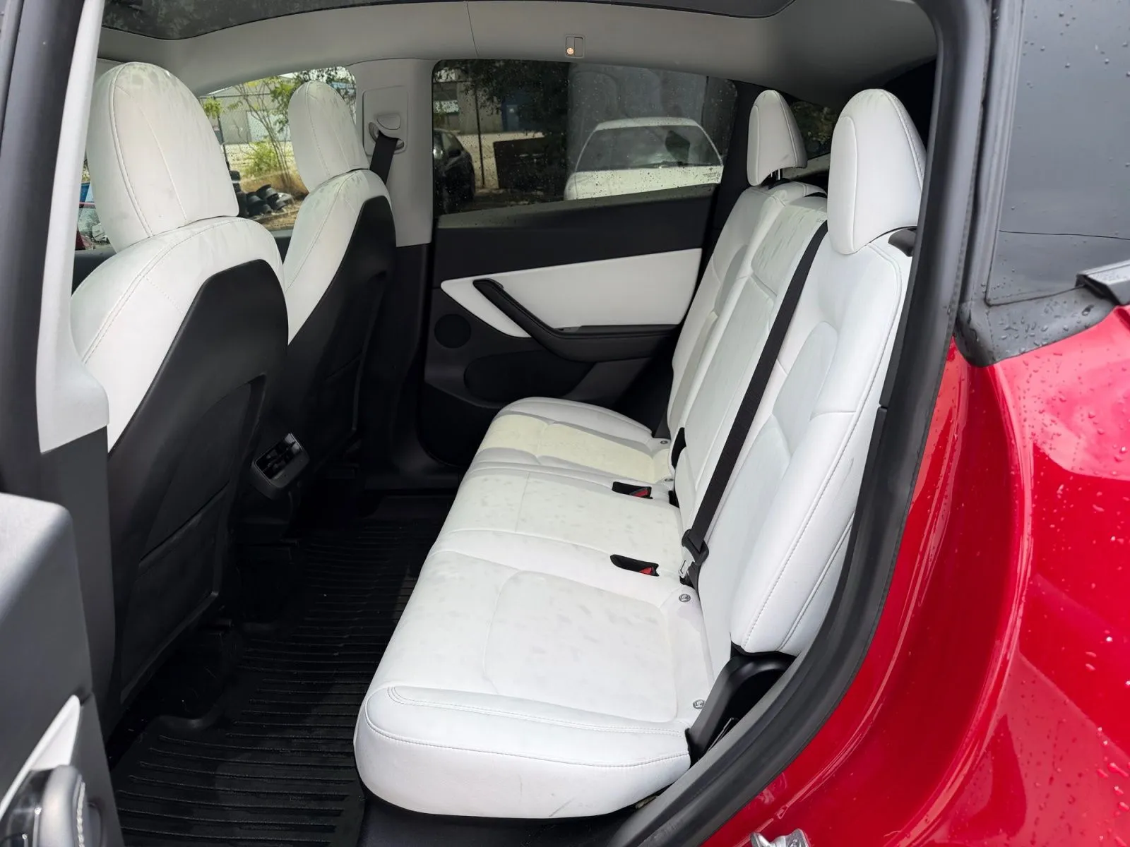 Tesla Model Y photo 28