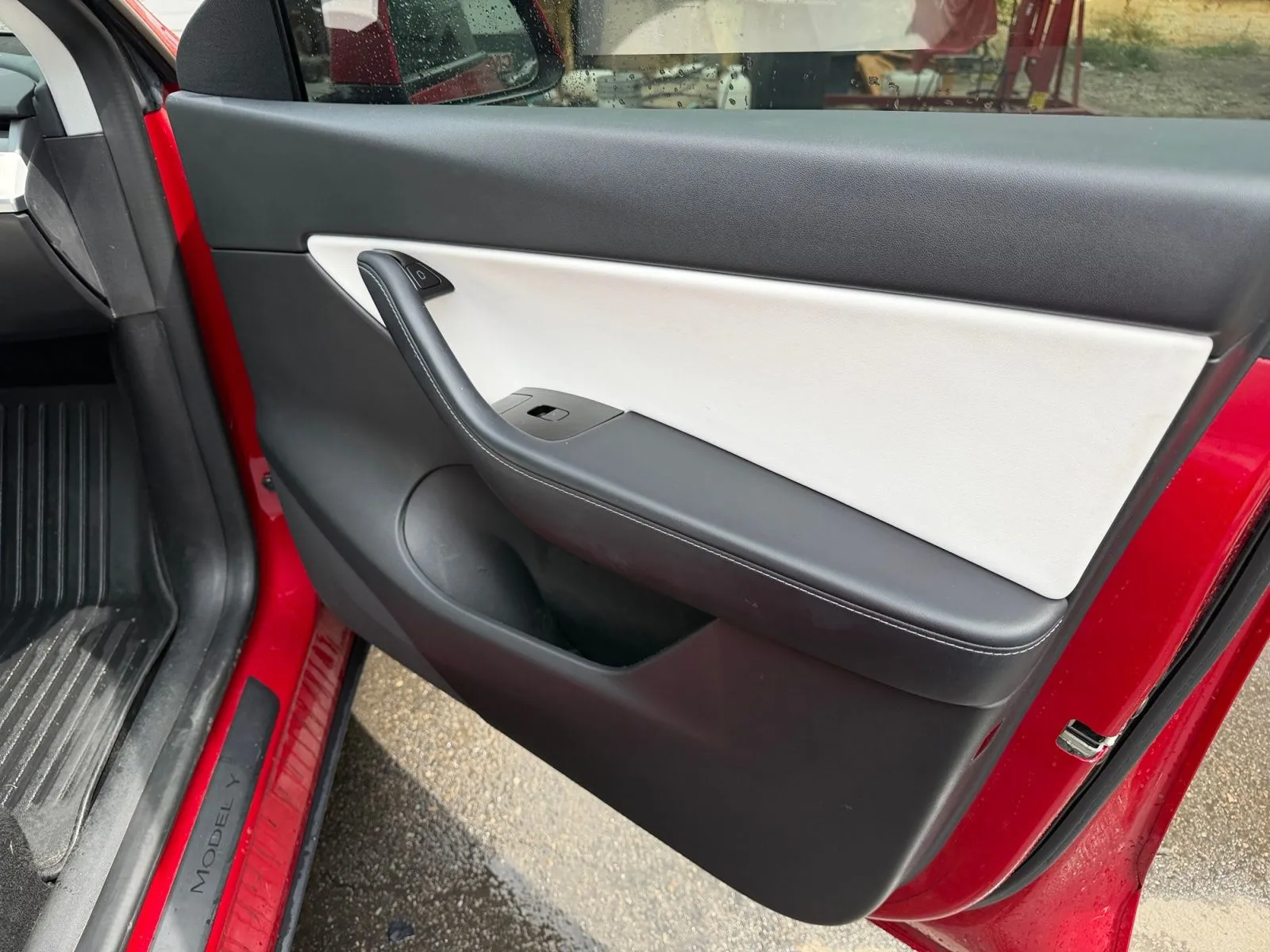 Tesla Model Y photo 17