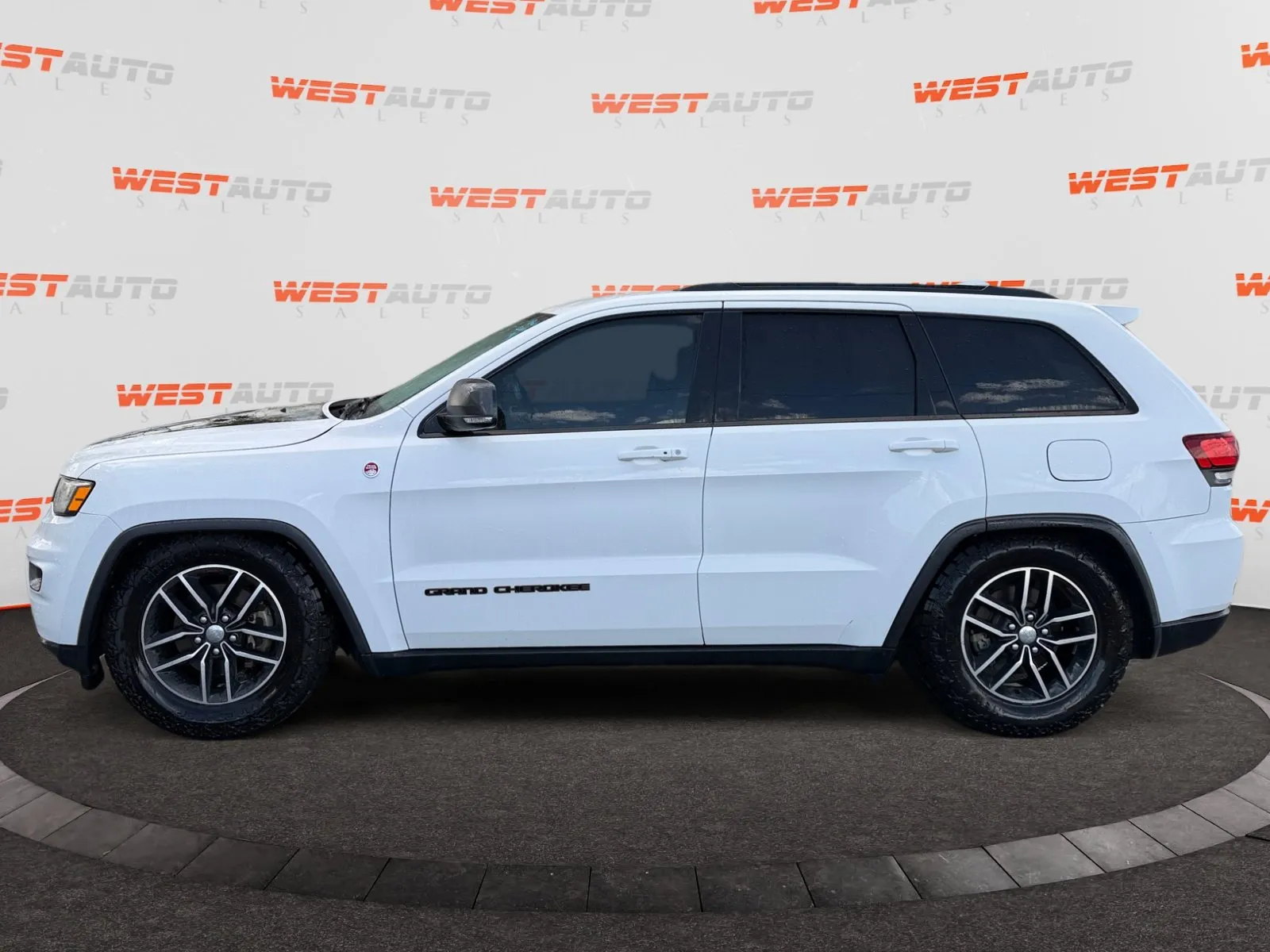 Jeep Grand Cherokee photo 2