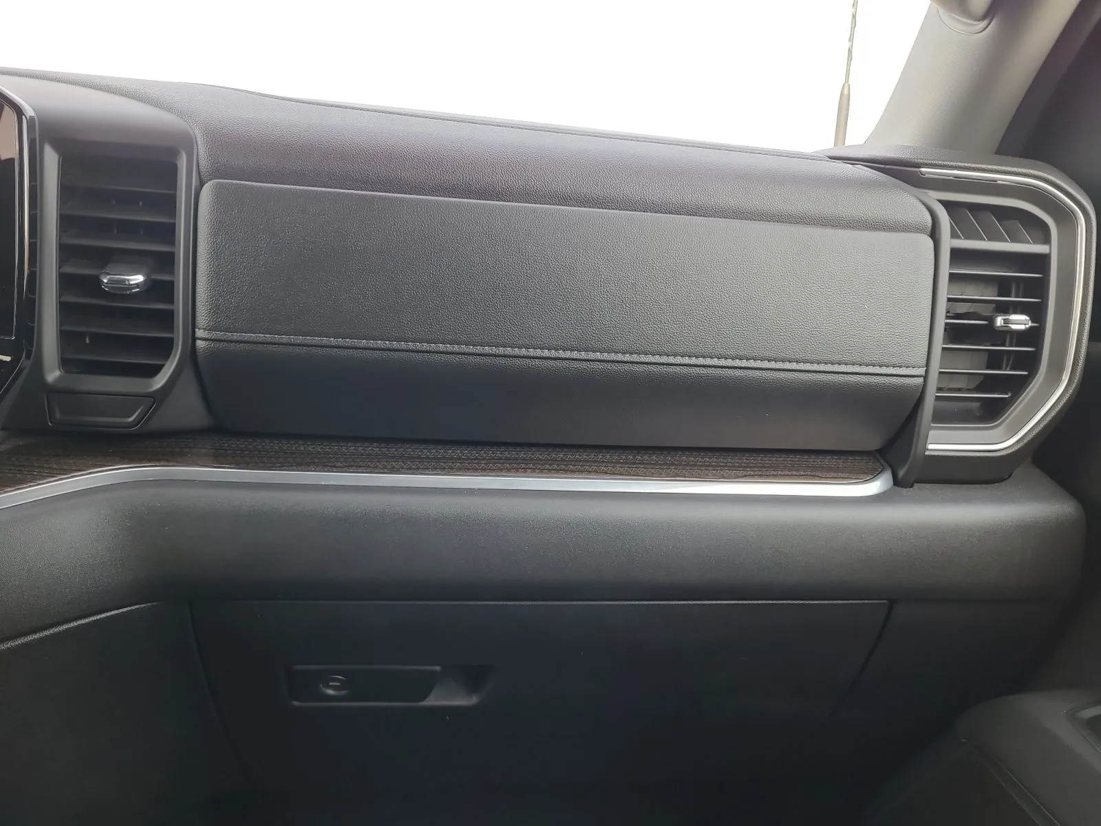 Chevrolet Silverado photo 29