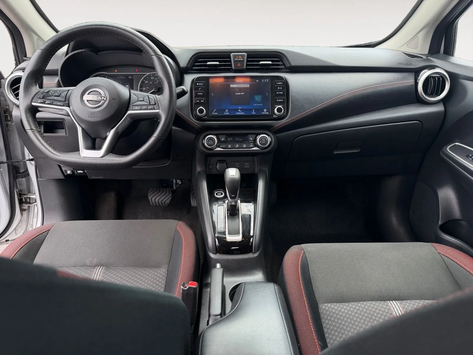 Nissan Versa photo 11