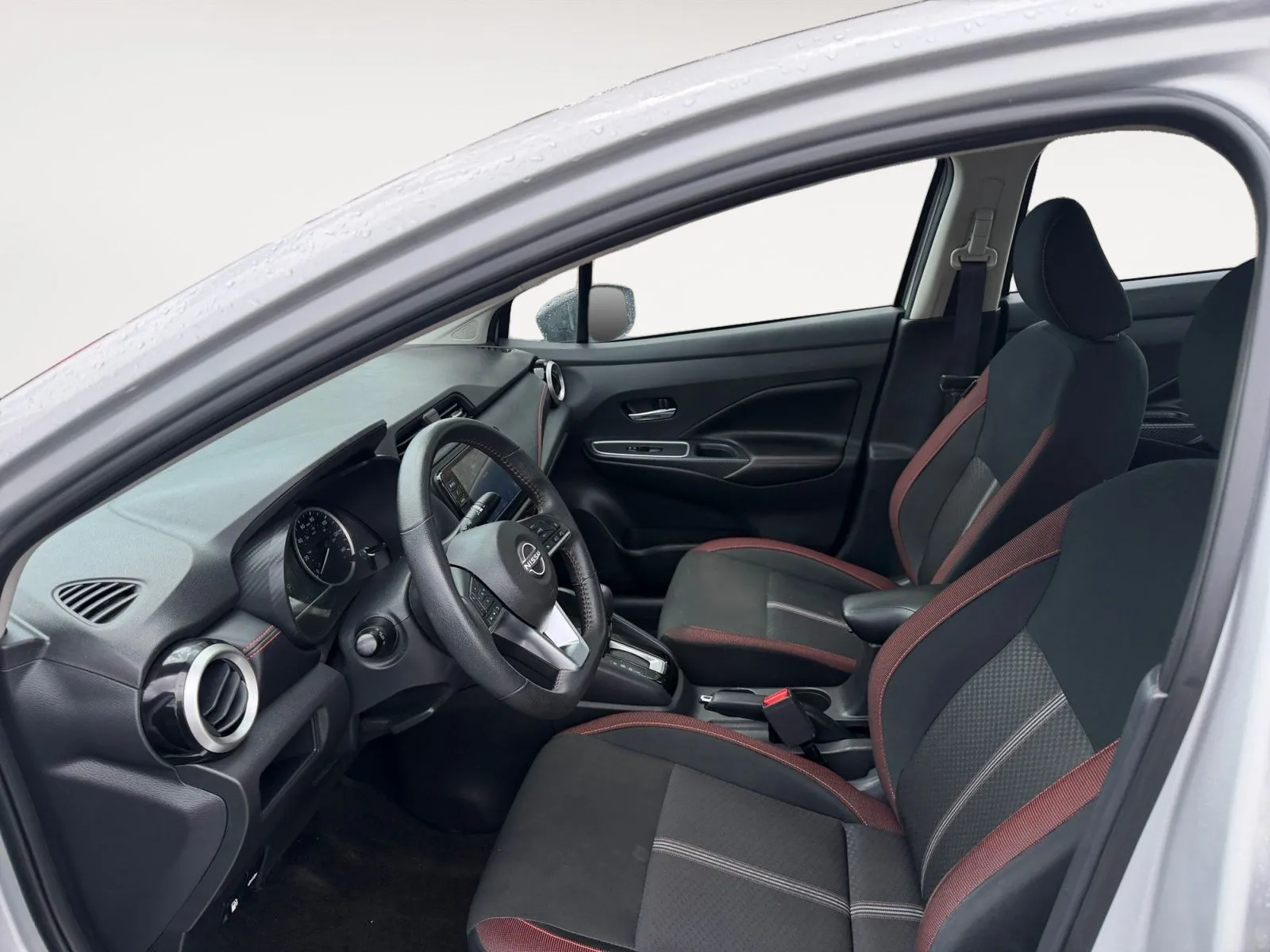 Nissan Versa photo 9