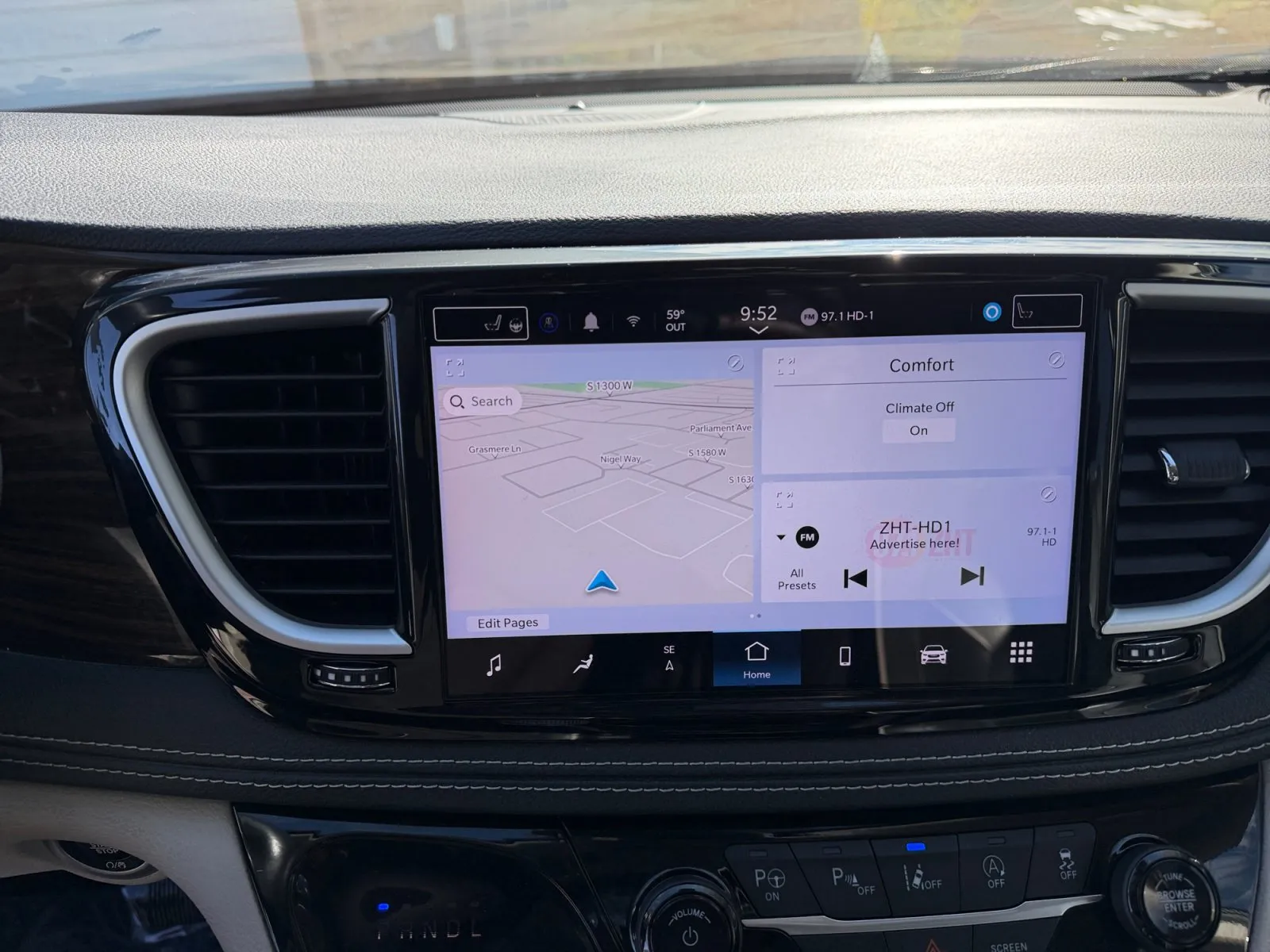 Chrysler Pacifica photo 21