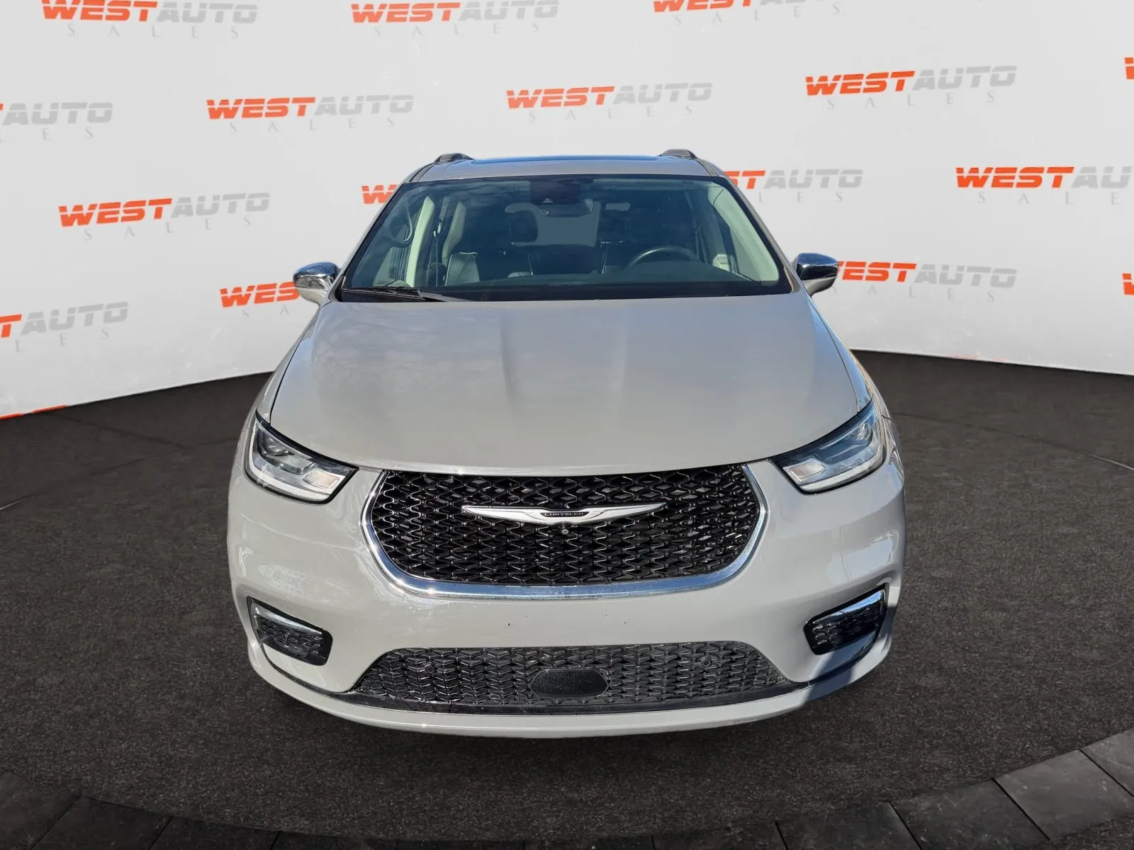 Chrysler Pacifica photo 8
