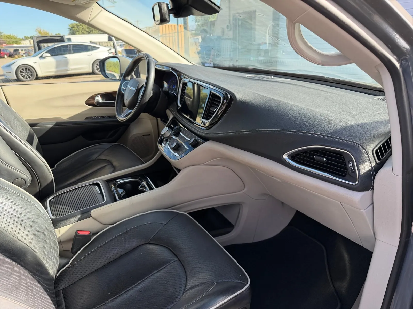 Chrysler Pacifica photo 16