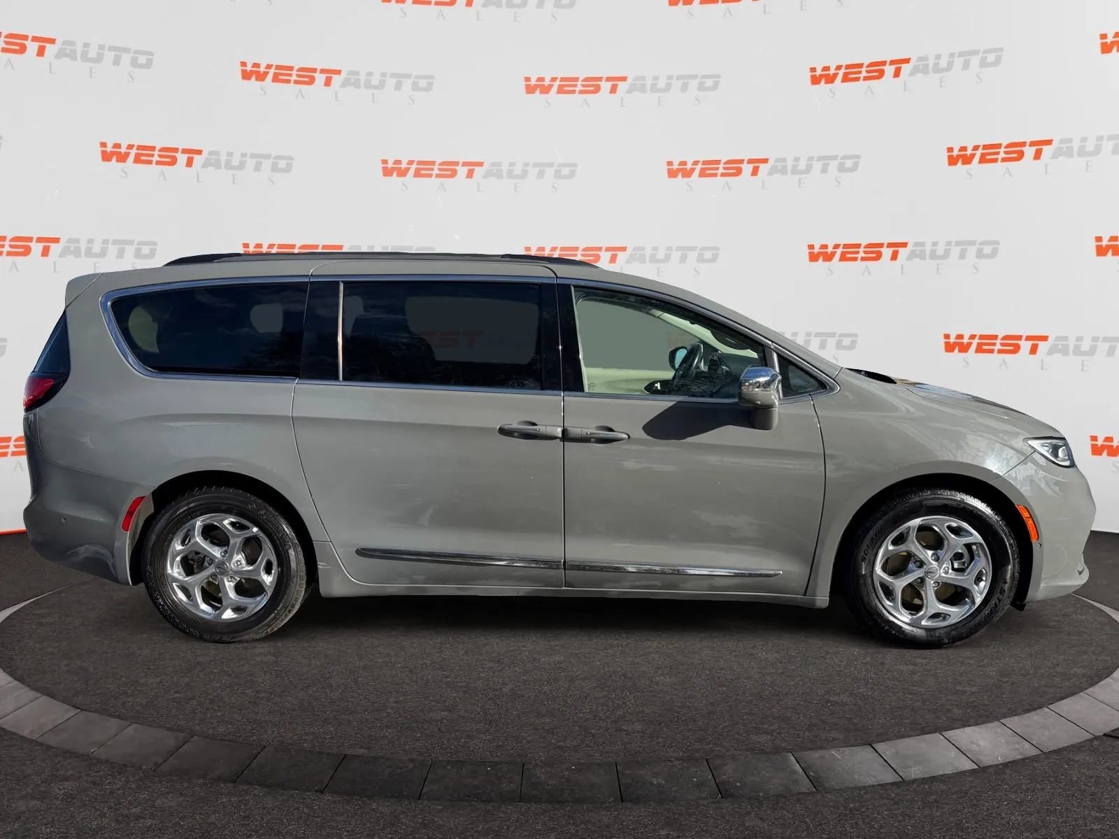 Chrysler Pacifica photo 6