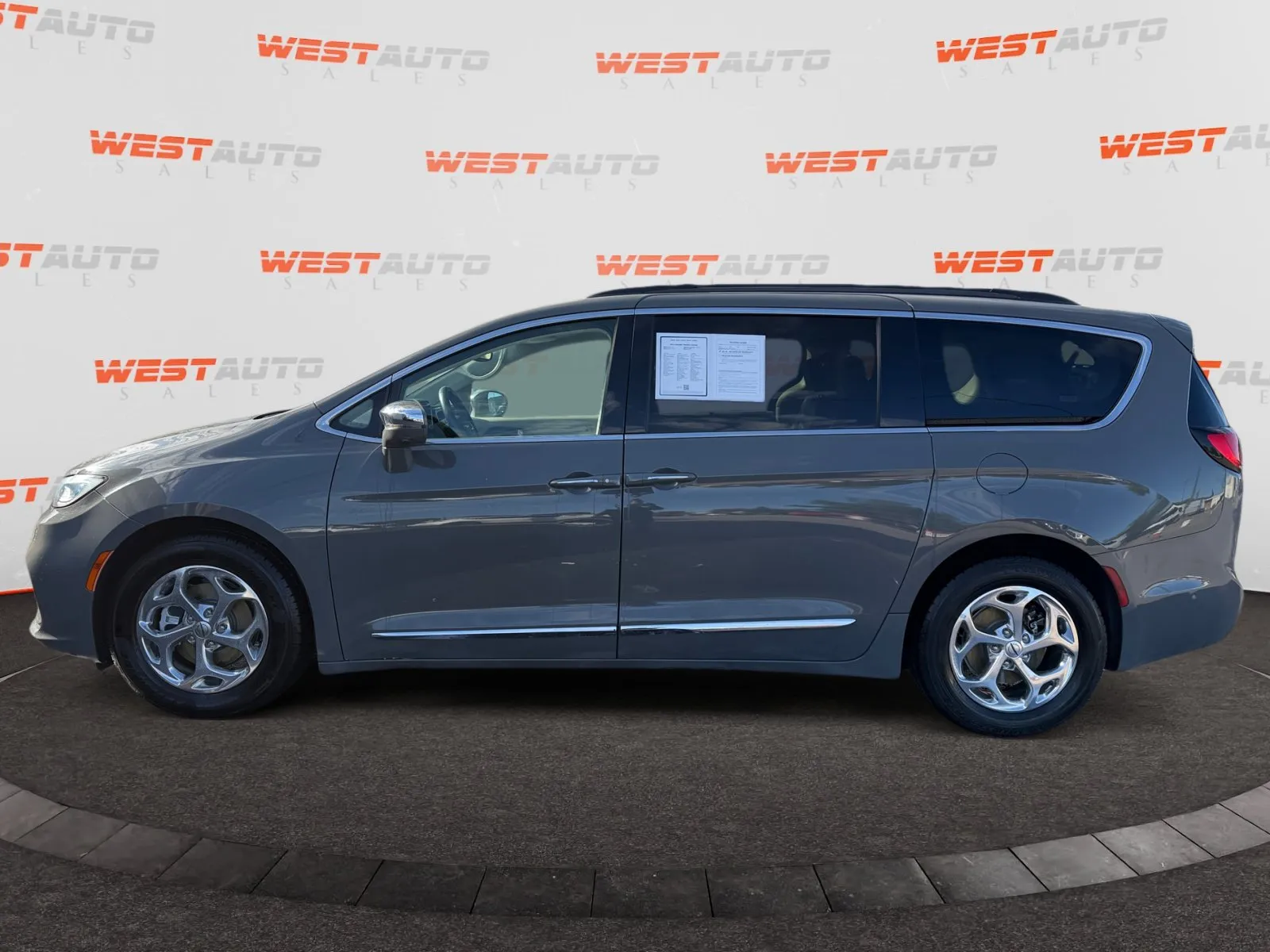 Chrysler Pacifica photo 2