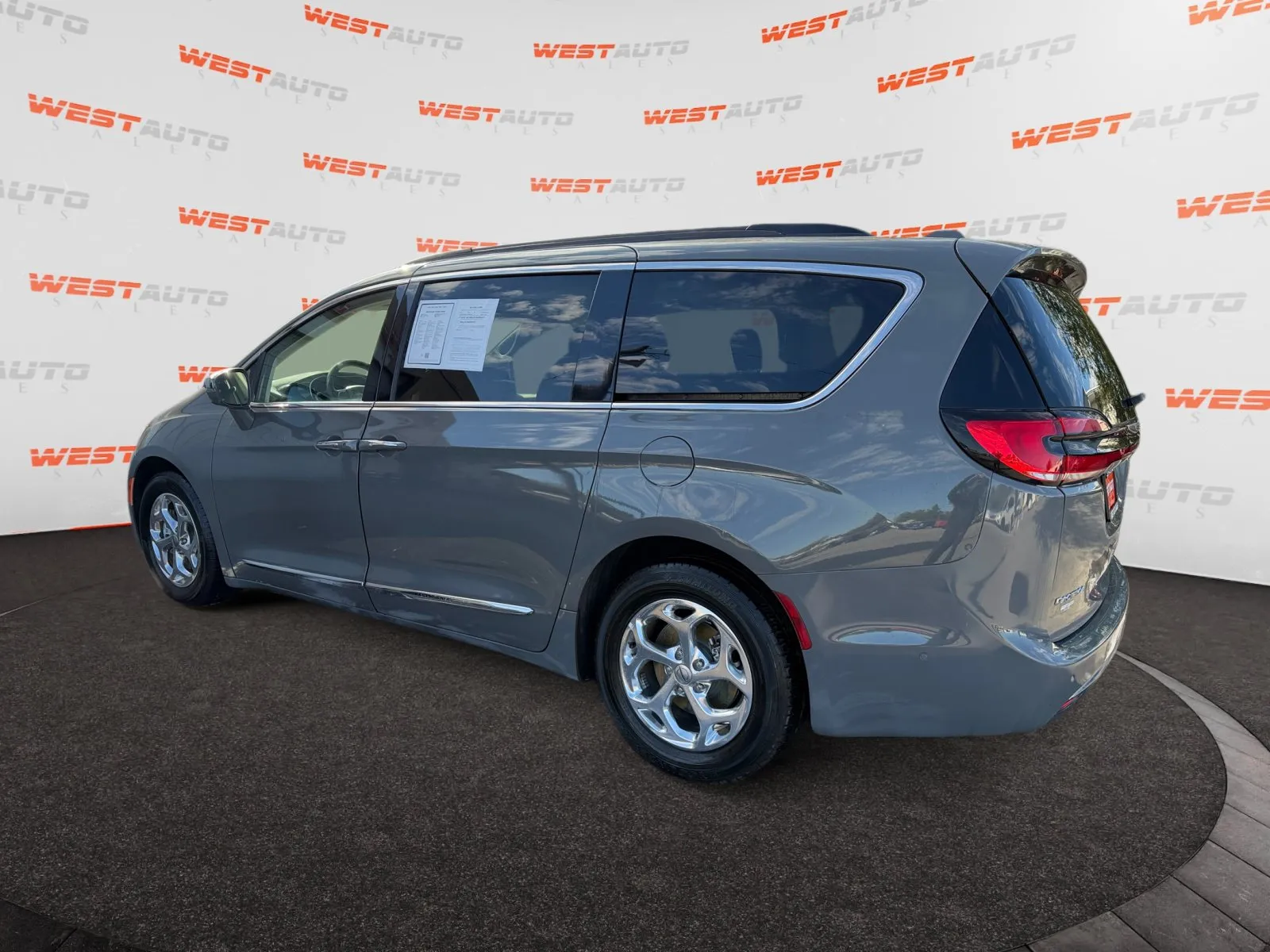 Chrysler Pacifica photo 3