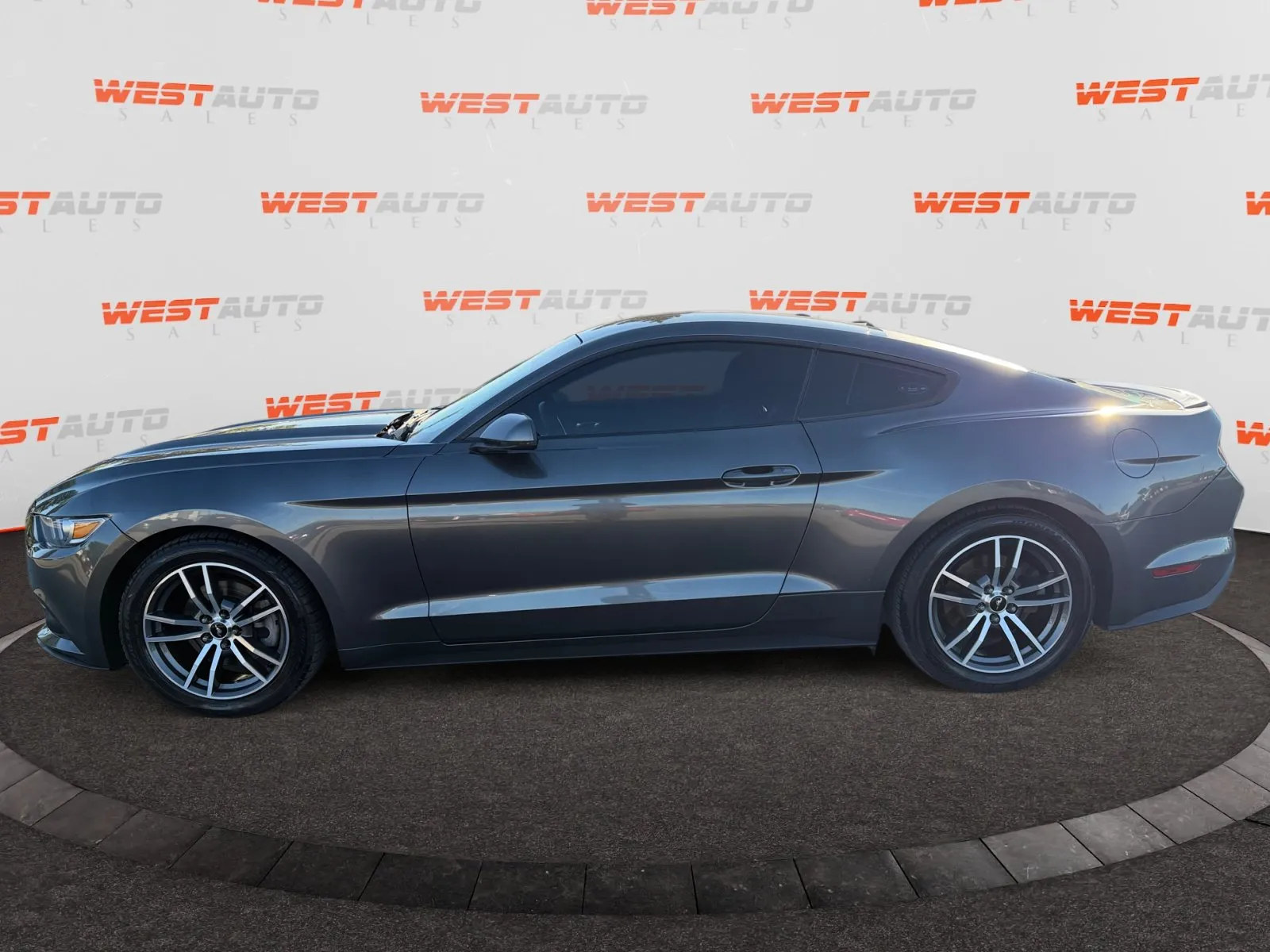 Ford Mustang photo 2