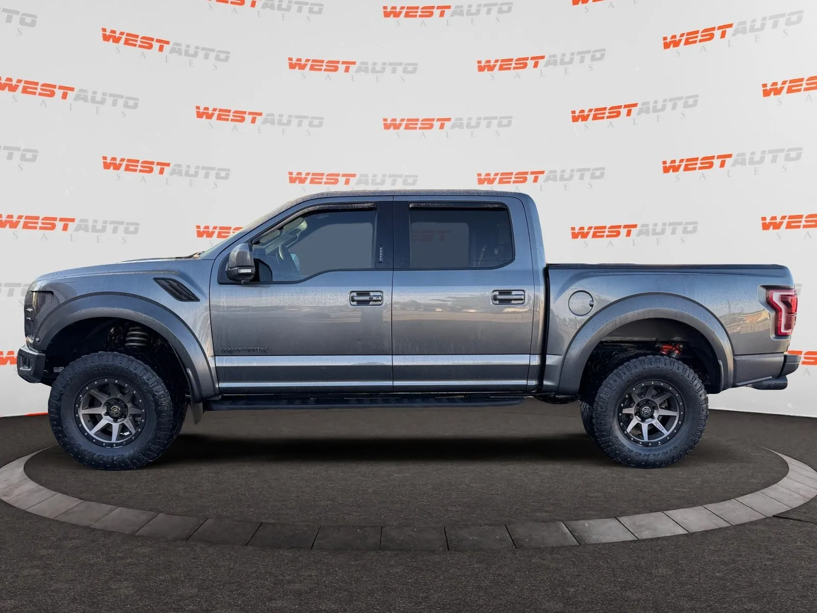 Ford F-150 photo 2