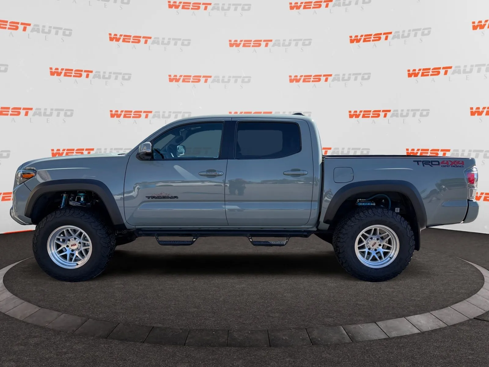Toyota Tacoma photo 2
