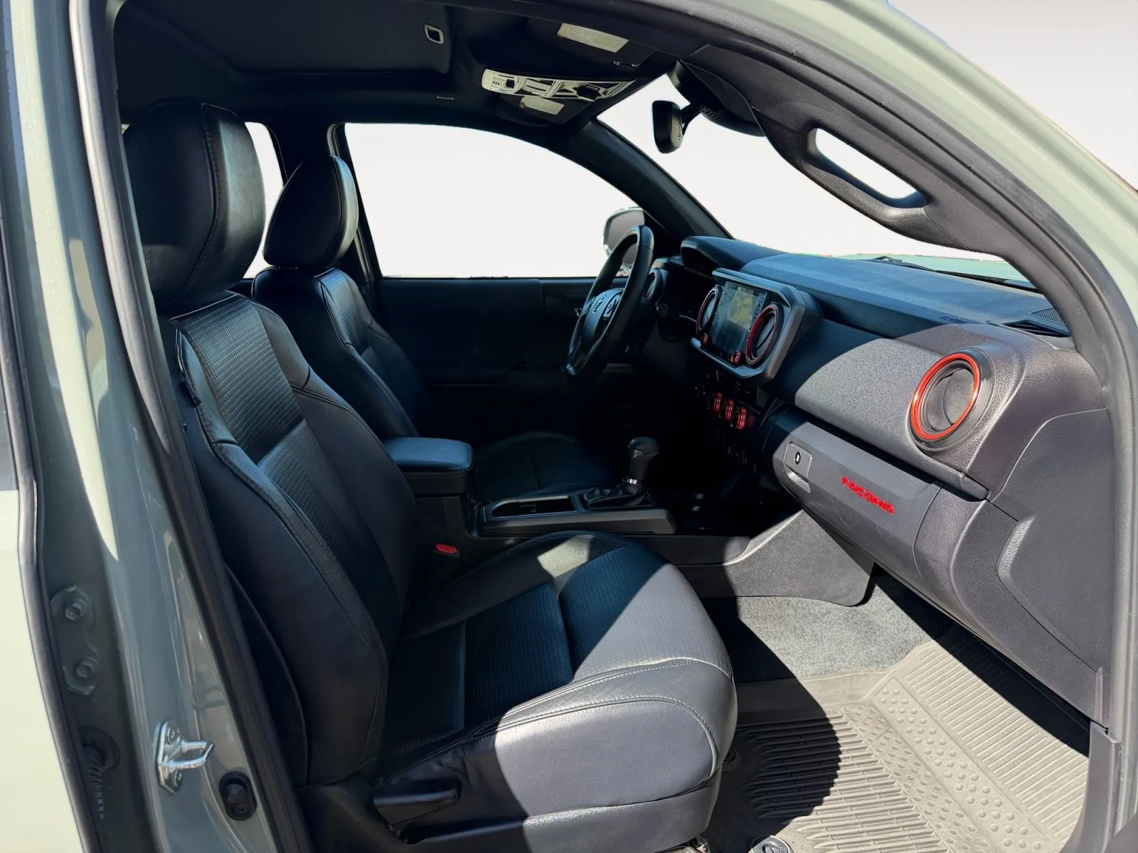 Toyota Tacoma photo 15