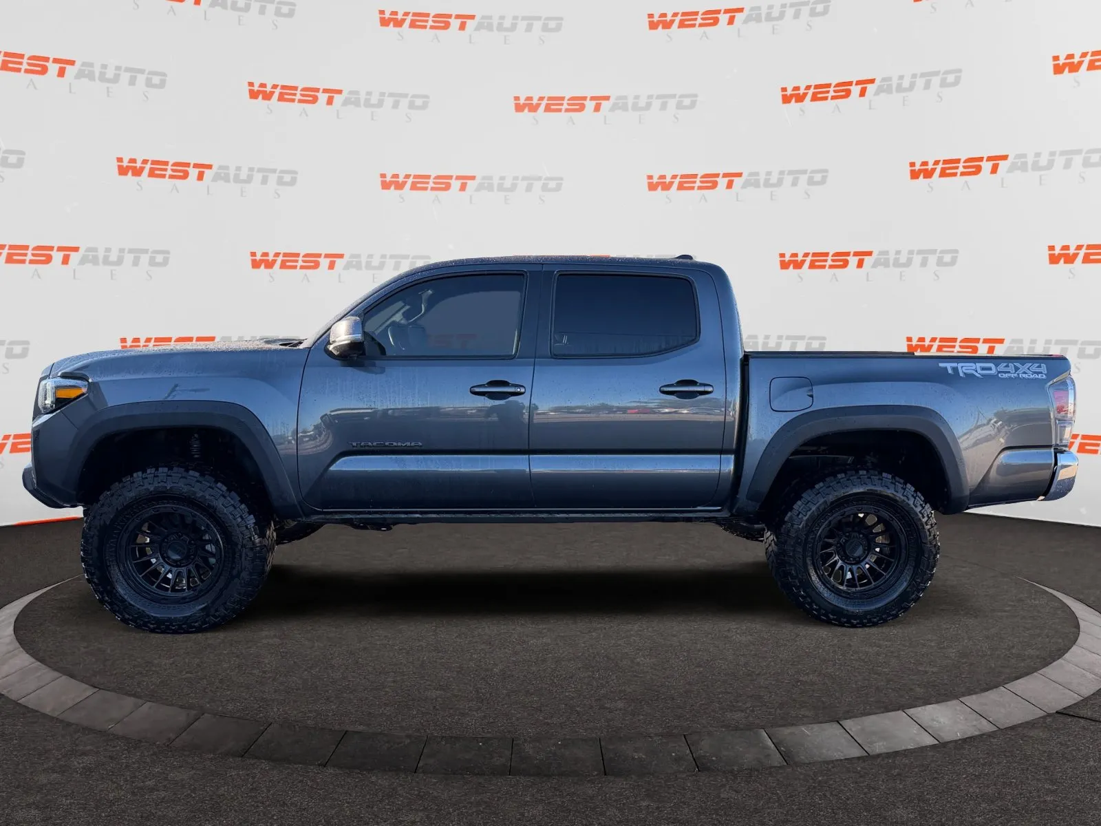 Toyota Tacoma photo 2