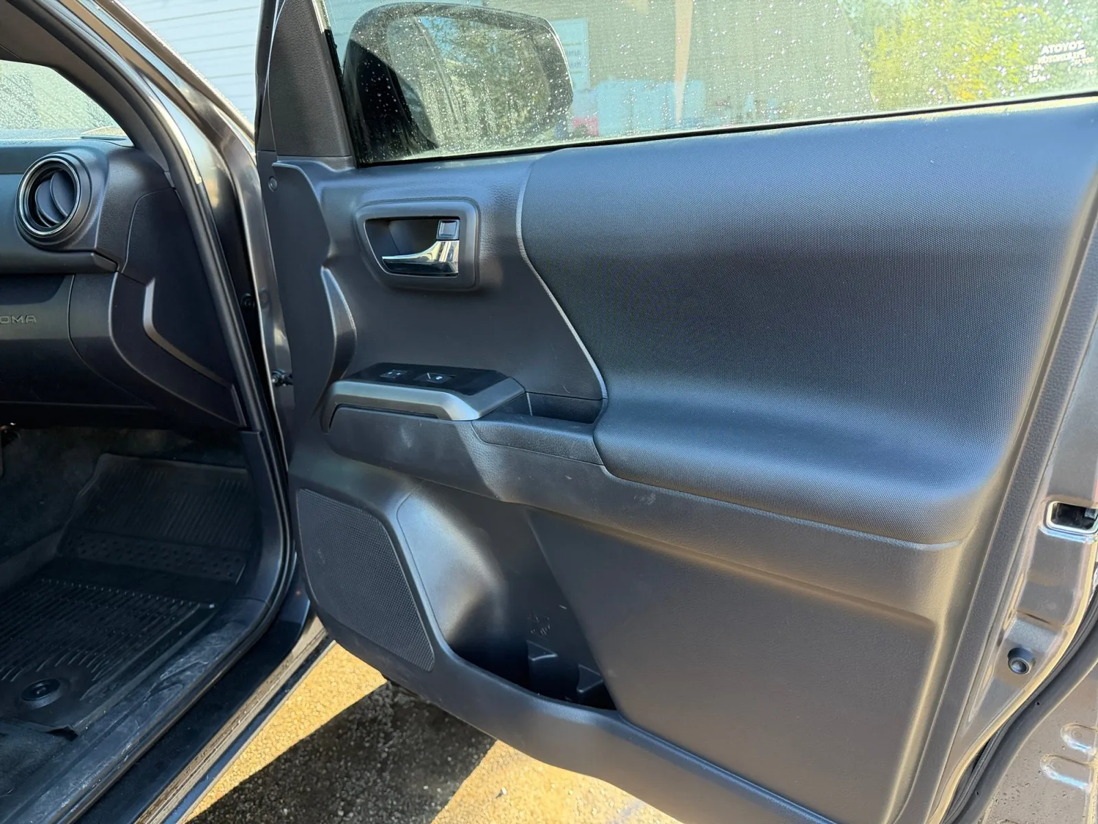 Toyota Tacoma photo 17