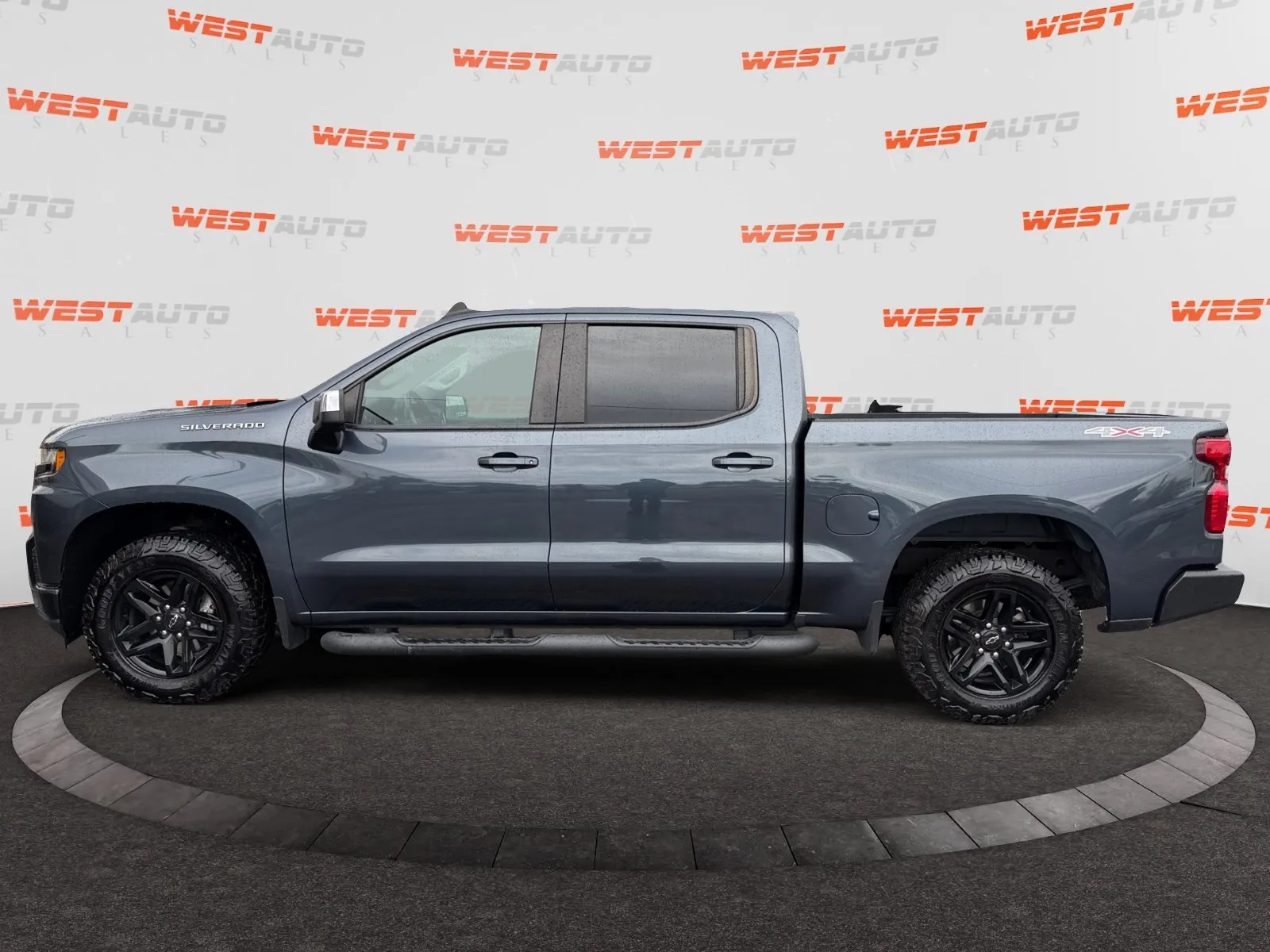 Chevrolet Silverado photo 2