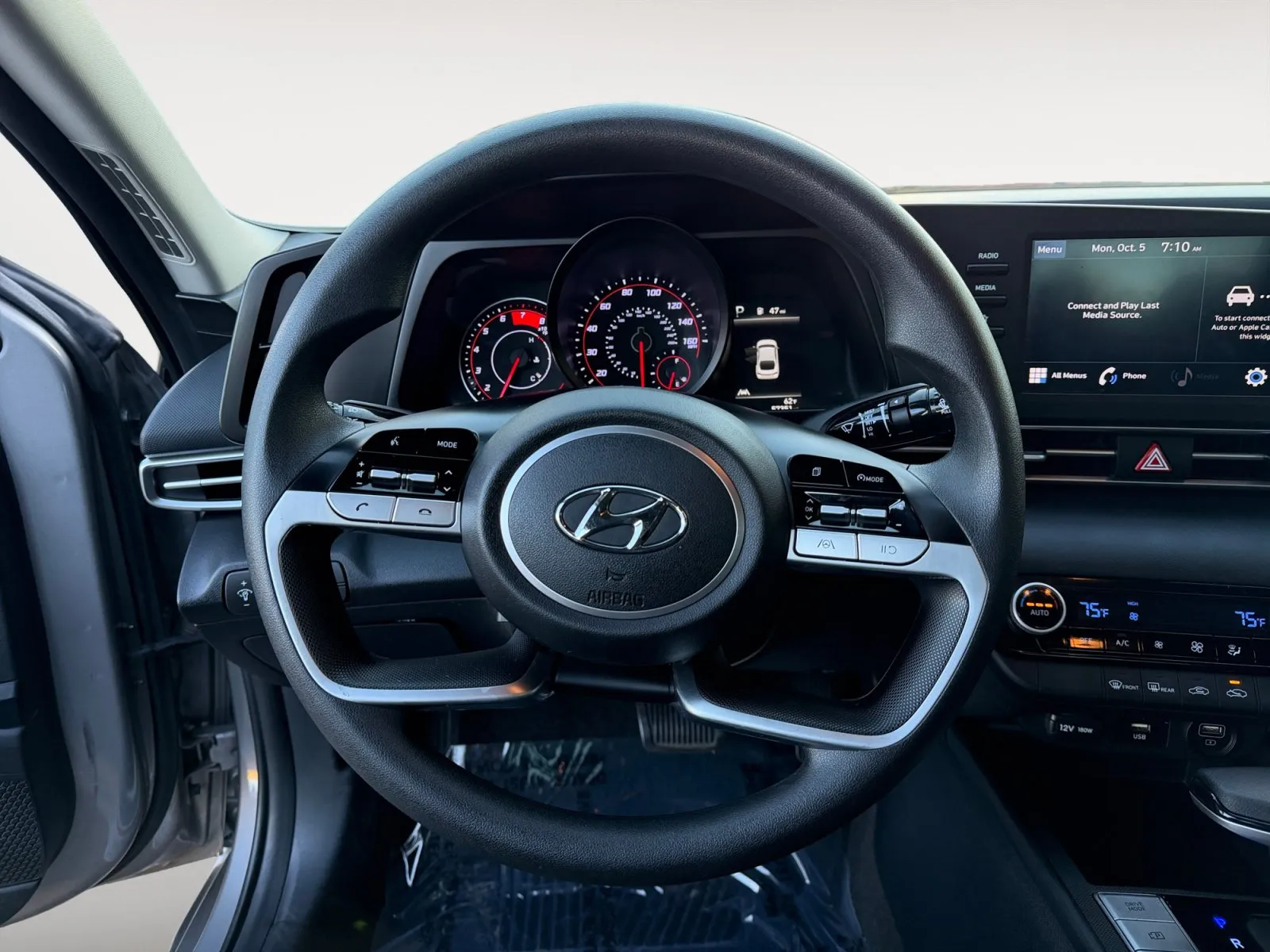 Hyundai Elantra photo 12