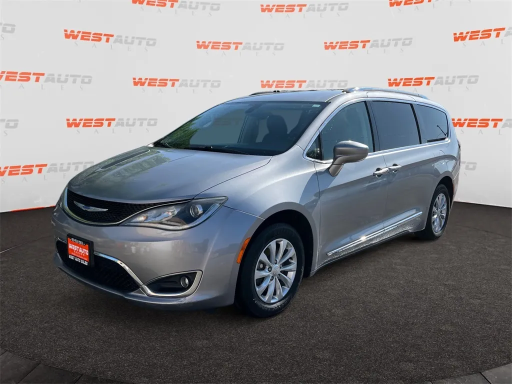 Silver 2019 Chrysler Pacifica Touring L for sale in Provo, UT