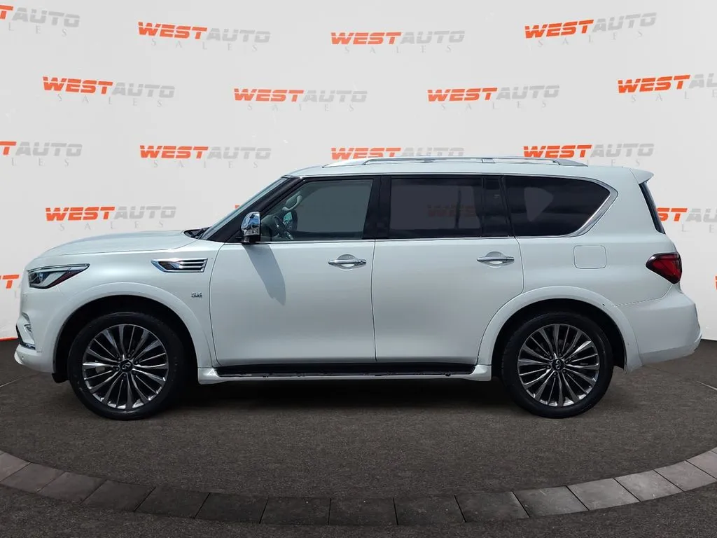 Infiniti QX80 photo 2