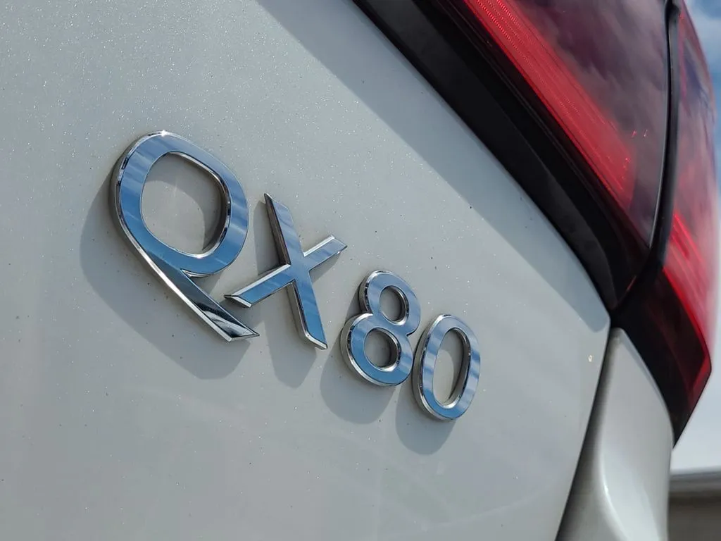 Infiniti QX80 photo 18