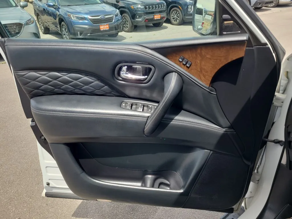 Infiniti QX80 photo 19