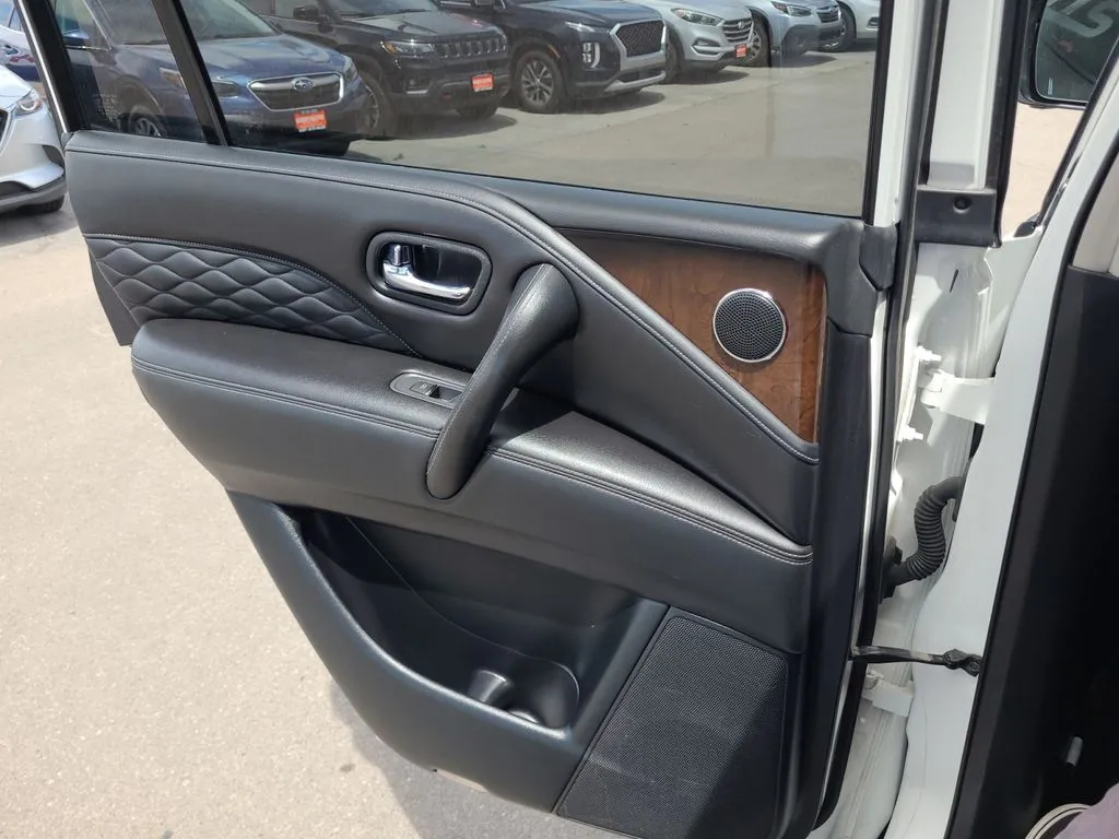 Infiniti QX80 photo 31