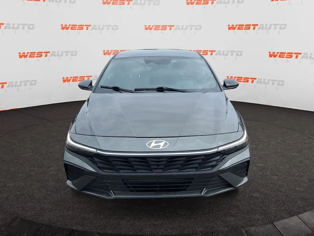 Hyundai Elantra photo 8