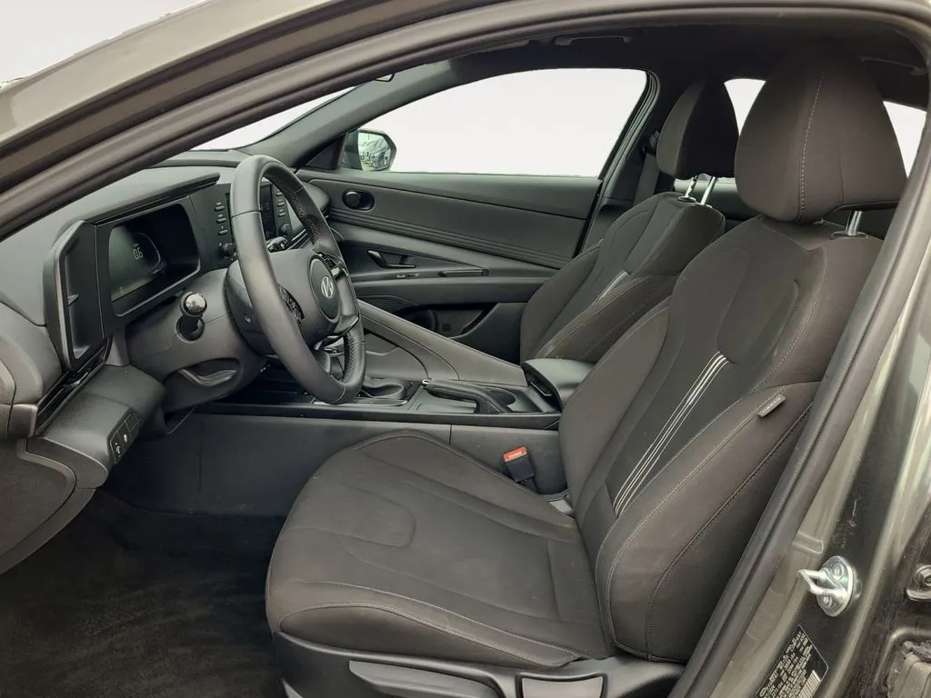 Hyundai Elantra photo 9